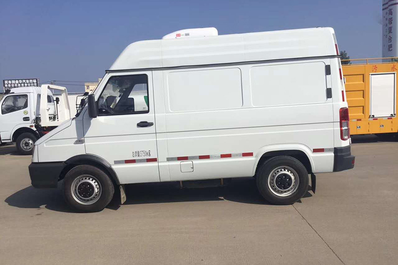 依维柯后双轮冷藏车