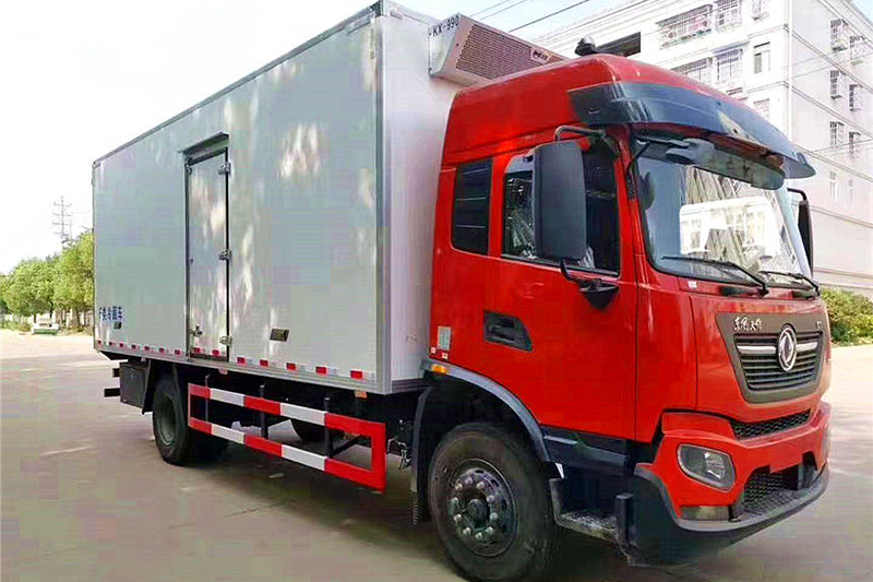 东风天锦KR驾驶室6.8米冷藏车