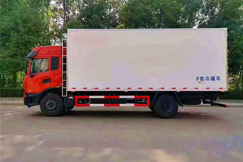 东风天锦KR驾驶室6.8米冷藏车