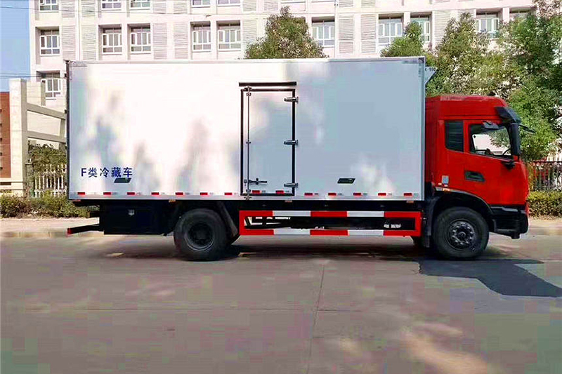 东风天锦KR驾驶室6.8米冷藏车