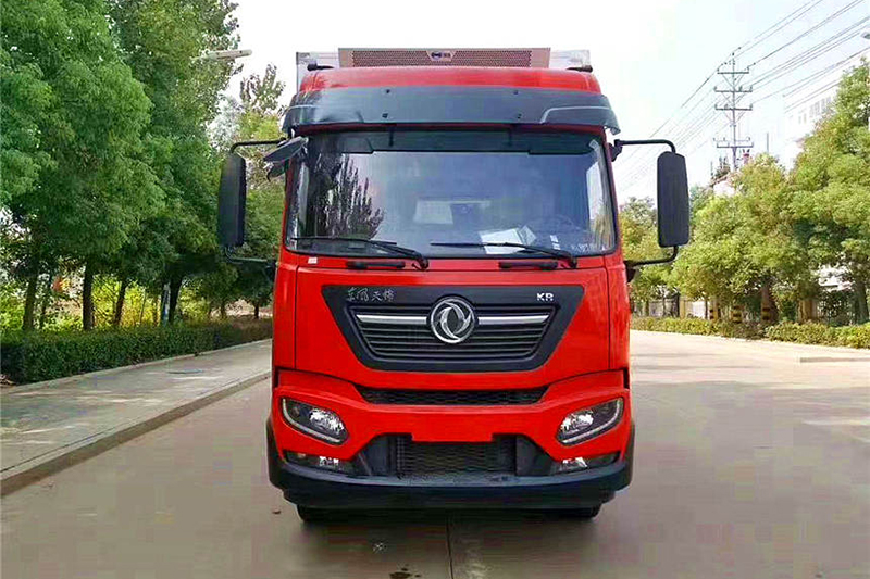 东风天锦KR驾驶室6.8米冷藏车