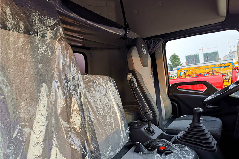 东风天锦KR驾驶室6.8米冷藏车