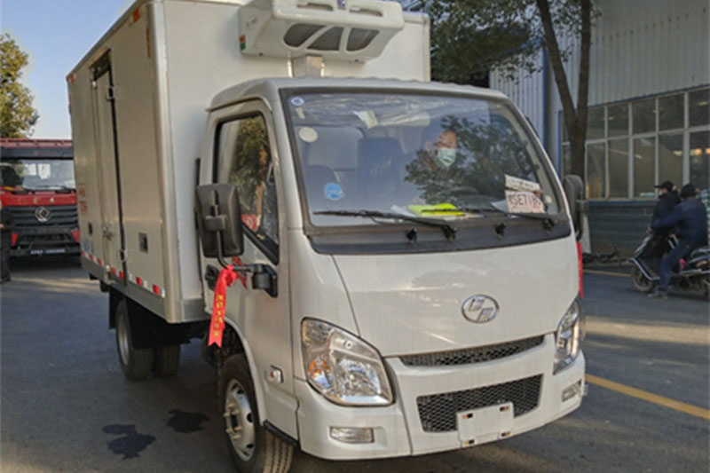 跃进3.2米后双轮冷藏车