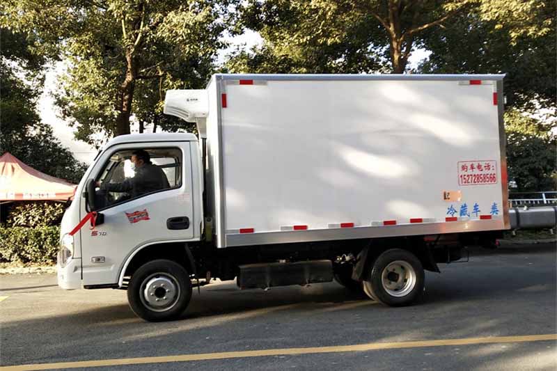 跃进3.2米后双轮冷藏车