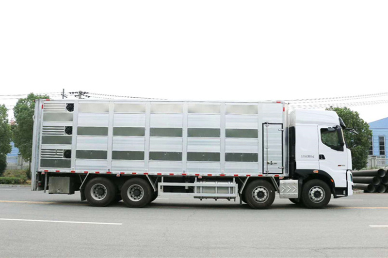 国六柳汽9.6米拉猪车