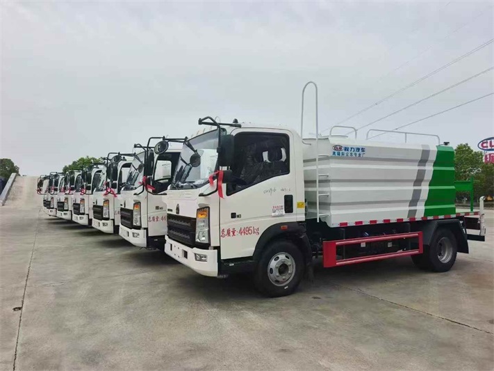 河北老板定购10台重汽豪沃7方蓝牌洒水车抑尘车批量发车