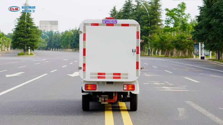 小型纯电动挂桶垃圾车