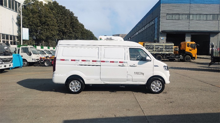 金杯新海狮2米面包冷藏车