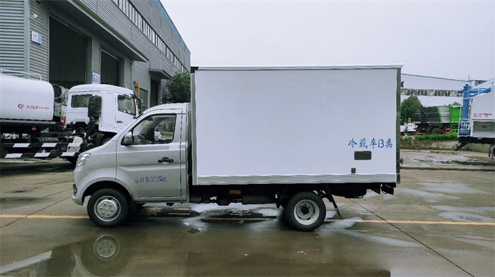 长安跨越X13米小型冷藏车