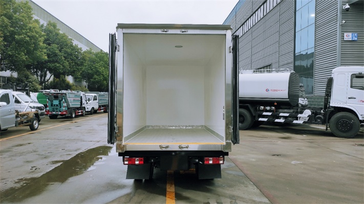长安跨越X13米小型冷藏车