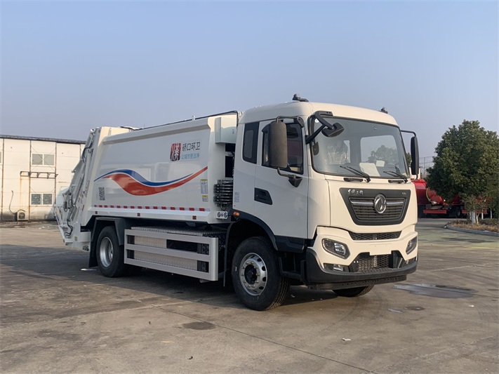 大型电动压缩垃圾车与油车垃圾车对比分析